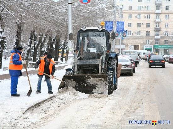Дорожники убирают снег в Волгограде с 3 часов утра: работают 90 машин