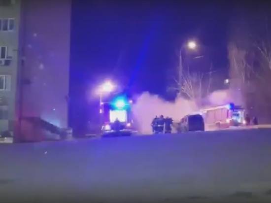 Очевидцы: ночью в центре Волгограда сгорел минивэн