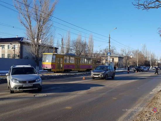 Девочка 6 лет пострадала при столкновении двух иномарок в Волгограде