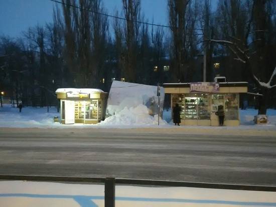 В Воронеже после снегопада рушатся пластиковые остановки