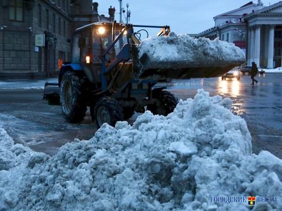 В понедельник со снегом на дорогах Волгограда боролись 95 спецмашин