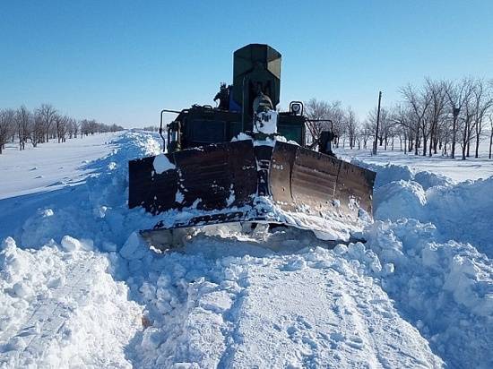 В Палласовском районе метель мешает энергетикам вернуть людям свет