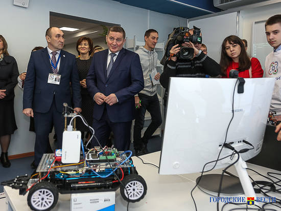 Ученики «Кванториума» в Волгограде рассказали Андрею Бочарову о первых изобретениях