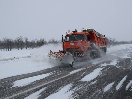 В ночь на 1 февраля волгоградские дороги расчищали свыше 200 спецмашин