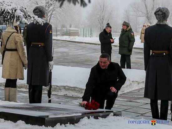 На Мамаевом кургане в Волгограде почтили память защитников Сталинграда