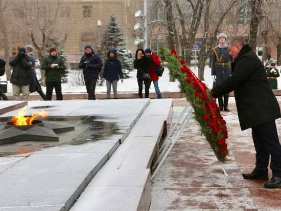 Андрей Бочаров возложил цветы к Вечному огню на площади Павших борцов в Волгограде