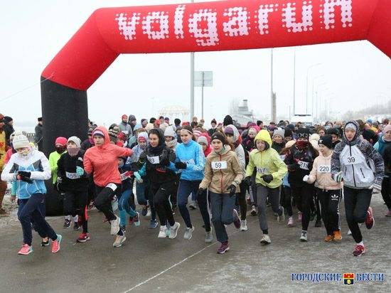 На набережной Волгограда стартовал традиционный Всероссийский легкоатлетический пробег