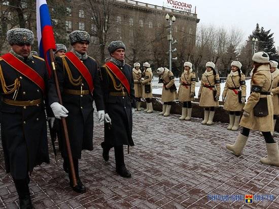 На возложение к Вечному огню на Братской могиле в Волгограде приехали делегации из других стран