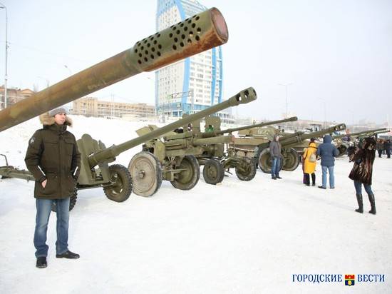 Танки и ракеты: в центре Волгограда проходит выставка военной техники