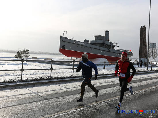 В Волгограде традиционный пробег к годовщине Сталинградской победы пробежал 90-летний спортсмен
