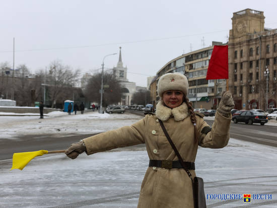 В день Сталинградской победы на улицы города-героя вышли регулировщицы