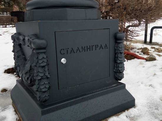 Волгоградскую набережную украсили винтажные фонари с надписью «Сталинград»