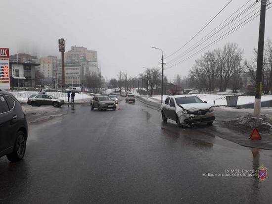 В столкновении двух иномарок в Волгограде пострадала 5-летняя девочка