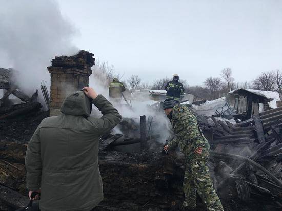 В пожаре под Камышином погибли девочка и ее отчим: на месте работают следователи