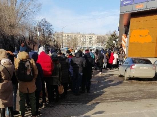 Часами на морозе: волгоградцы выстроились в длинную очередь за пиццей по акции