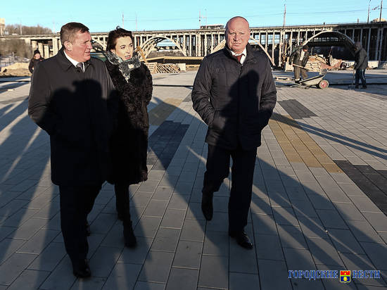 Андрей Бочаров проверил модернизацию набережной и поймы Царицы в Волгограде