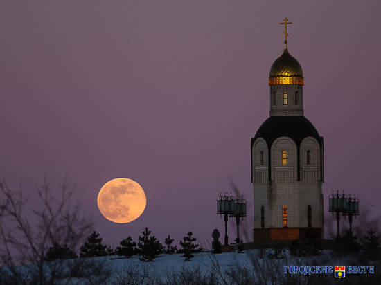 Волгоградский фотограф поймал суперлуну в объектив камеры