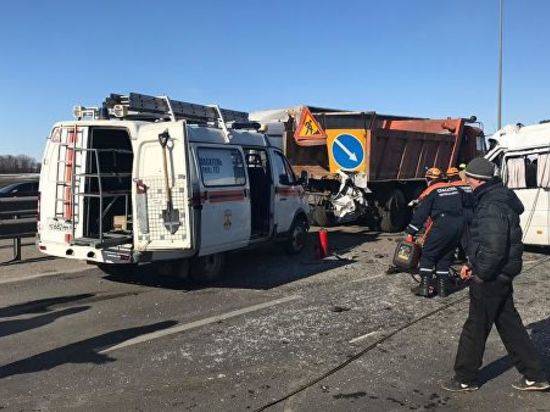 В страшной аварии с автобусом на трассе в Ростовской области погибли 6 человек, пострадали 14