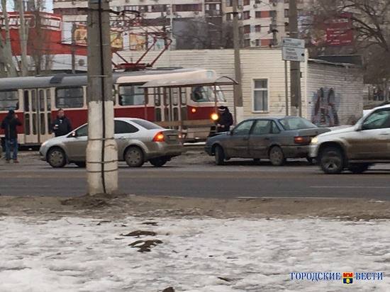 В Волгограде из-за ДТП проспект Ленина застрял в пробке у «Монолита»