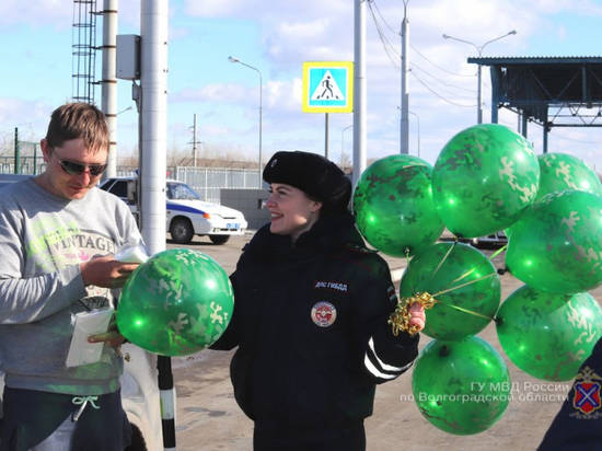 В Волгограде прекрасные леди в форме поздравили мужчин-водителей