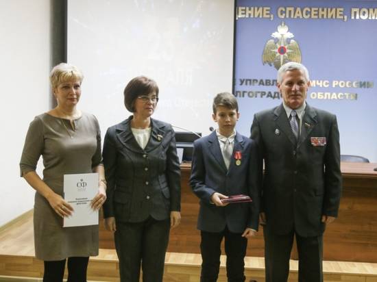 Искавшего маме лекарство 13-летнего мальчика наградили в Волгограде