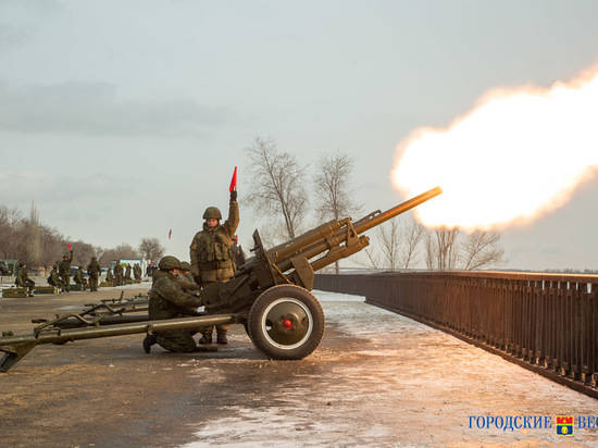 В Волгограде в честь 23 февраля прозвучал троекратный «Выстрел памяти»
