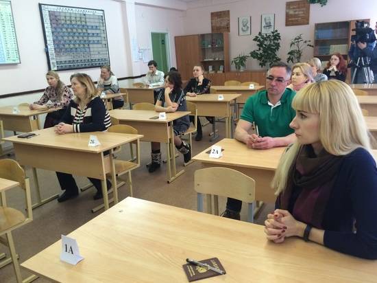 Почти 900 взрослых волгоградцев пишут ЕГЭ по русскому языку