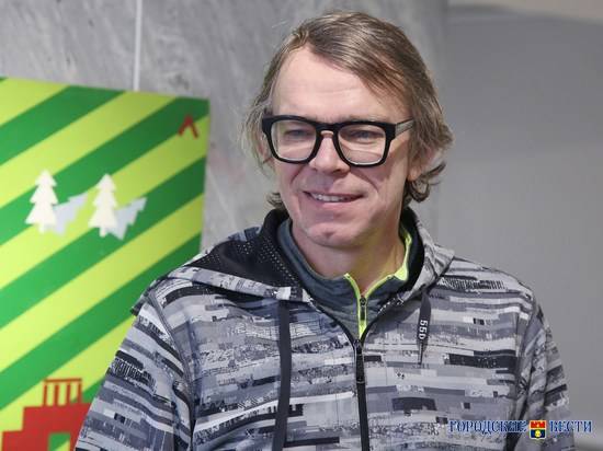 В Волгограде поклонники авангарда встретились с легендарным Банананом из фильма «Асса»