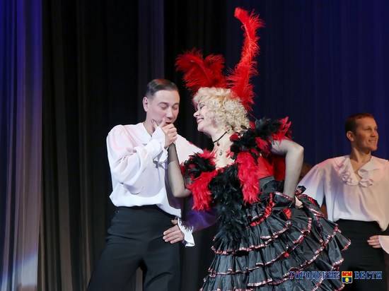 Артисты музкомедии поздравили волгоградок с 8 Марта