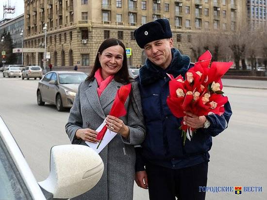 Перед 8 Марта автоледи в Волгограде поздравил «цветочный патруль»