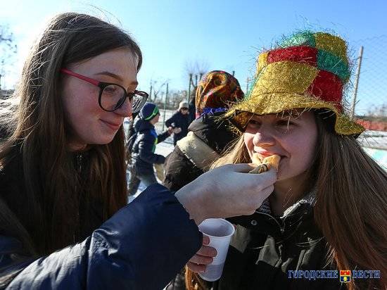 В Волгограде зиму проводили бегом с валенком и скачками на лошадках