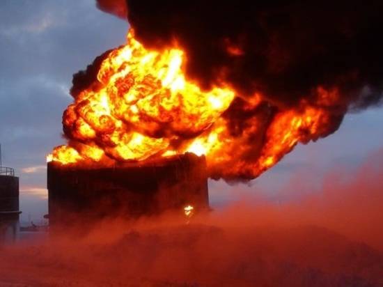 На севере Волгограда неизвестные подожгли цистерну с нефтепродуктами
