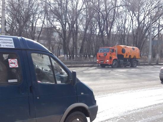 На очистку дорог Волгограда вышли пять подметально-вакуумных машин