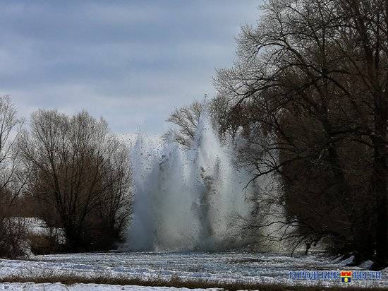 В Волгоградской области взрывают ледовые заторы на реках