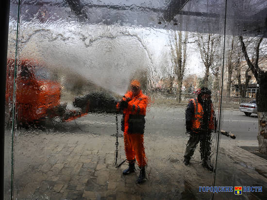В Волгограде мусор на дорогах и остановки убирают и чистят без выходных