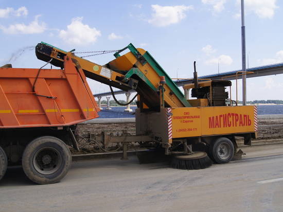 Весеннюю уборку дорог в Волгограде ведут 92 спецмашины