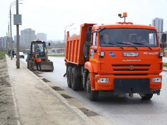 В Волгограде чистят дороги после зимы