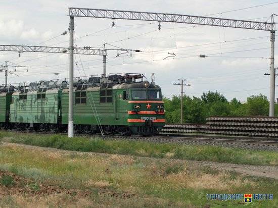 В Волгограде из-за грузового поезда около часа не работал ж/д переезд