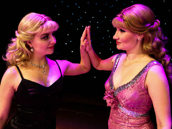 Продавец игрушек готовится выйти на сцену Волгоградского музыкального театра