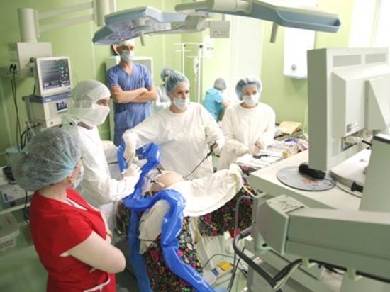 Прорыв в медицине: в Волгограде хирург провел уникальную операцию в экзоскелете