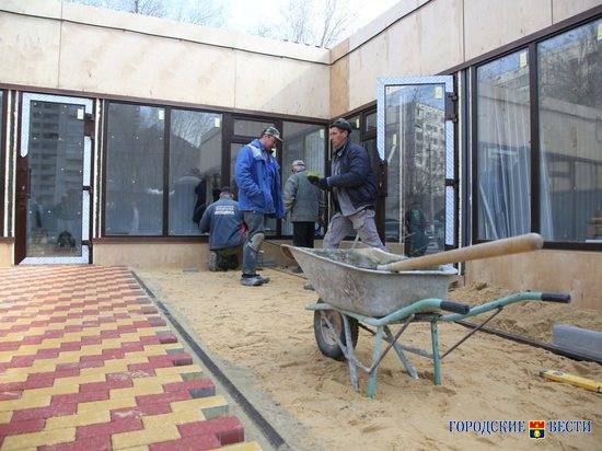 Территорию ярмарки на Елецкой укладывают плиткой