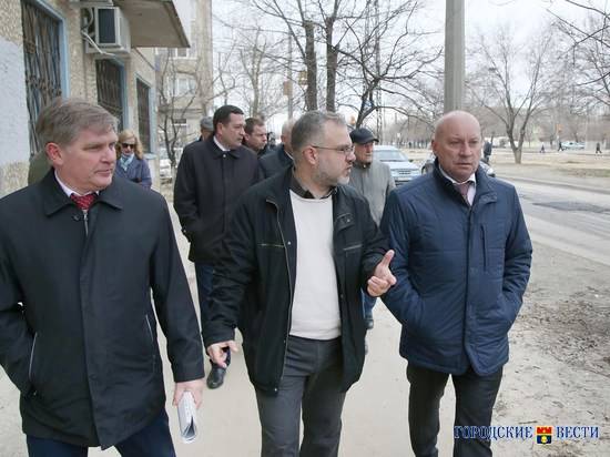 Глава Волгограда проинспектировал дороги с общественниками