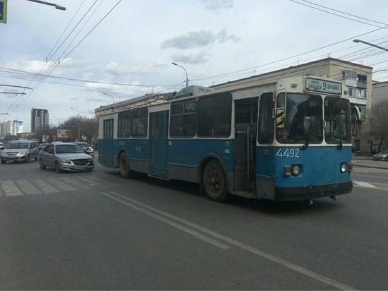 В центре Волгограда легковушка врезалась в троллейбус