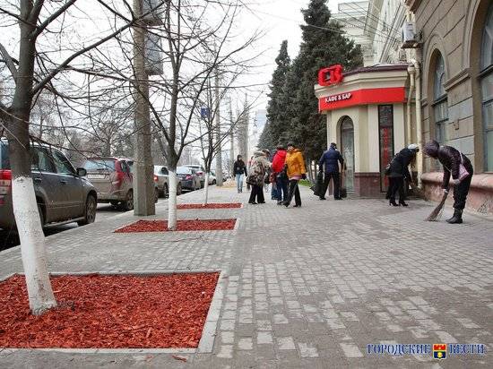 В центре Волгограда на улице Порт-Саида плитка просела из-за размытия грунта