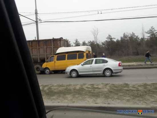 В Кировском районе маршрутка 15с на полном ходу врезалась в грузовик
