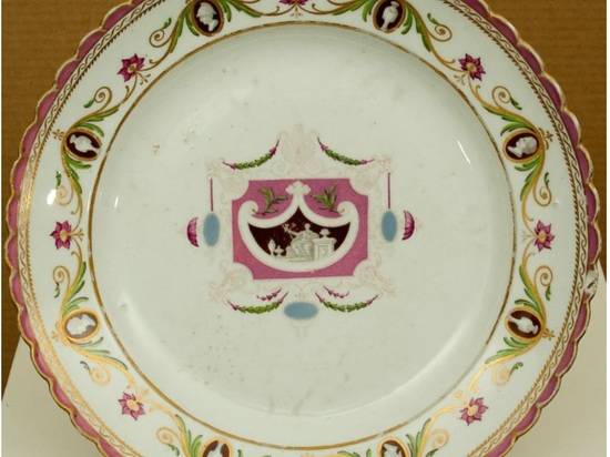 Фарфоровая история: в музее Машкова хранятся тарелки из дворцовых сервизов