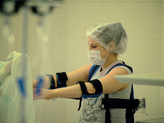 Крылья для врача: в Волгограде эндохирург проводит операции в экзоскелете