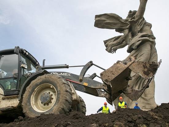 Андрей Бочаров проверил ход работ на Мамаевом кургане