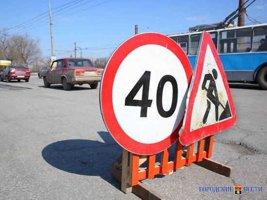 Просевшую дорогу на юге Волгограда не ремонтировали более 15 лет