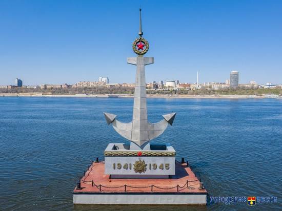 В Волгограде напротив панорамы установили плавучий памятник речникам